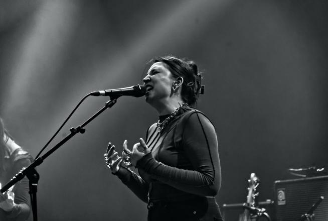 Une chanteuse sur scène