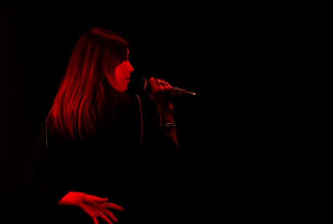La chanteuse Charles sur scène