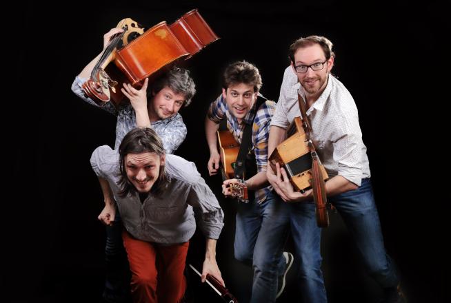 Un groupe de musiciens sur scène