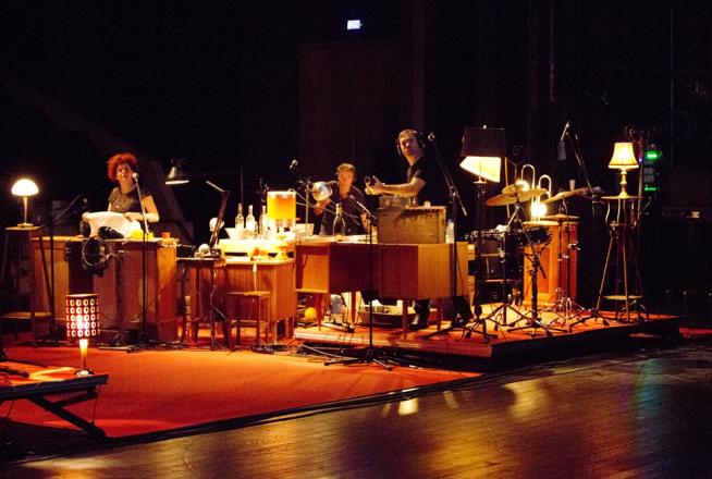 Une troupe de théâtre sur scène