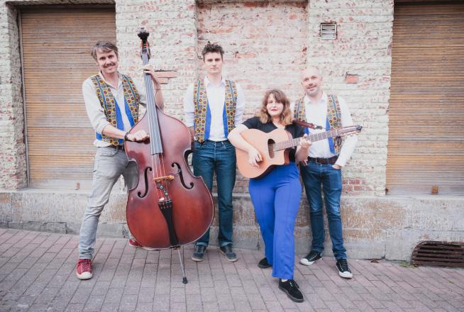 Un groupe de quatre musiciens