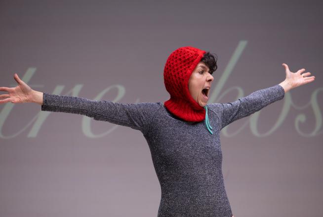 Une comédienne cagoulée