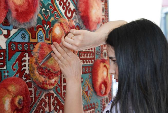 Une personne fait du tufting