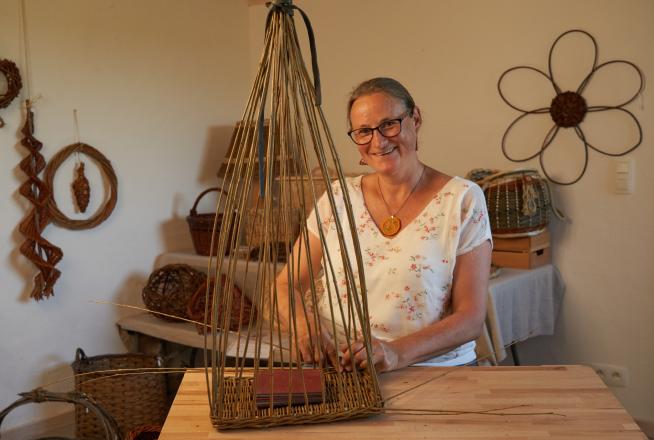 Une femme fait de la vannerie