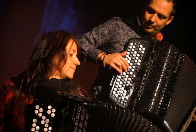 Deux artistes sur scène
