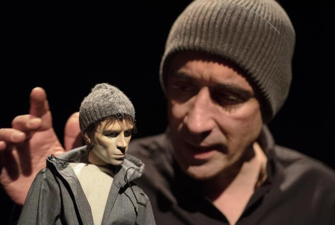Un comédien avec sa marionnette