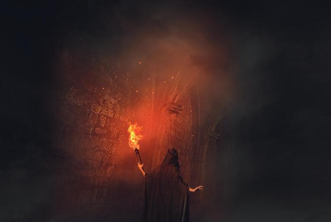 Un personnage avec une torche dans une crypte