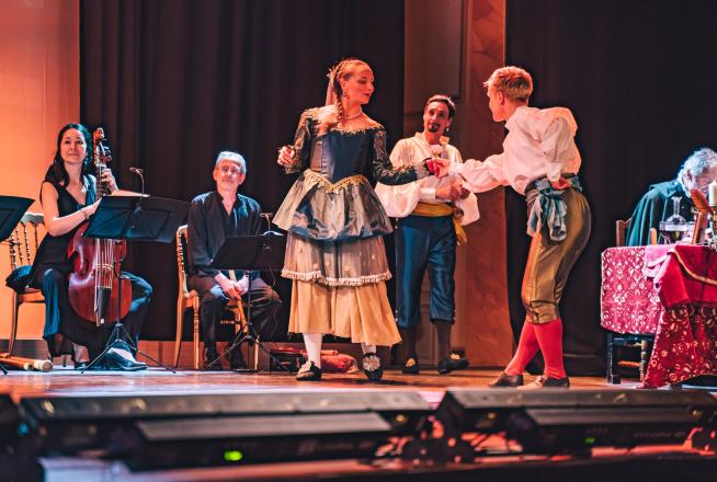 Des comédiens en costume d'époque baroque