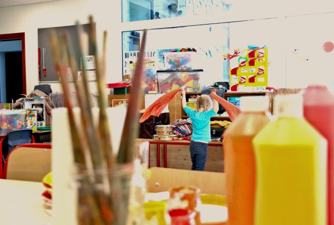Un enfant joue pendant un atelier