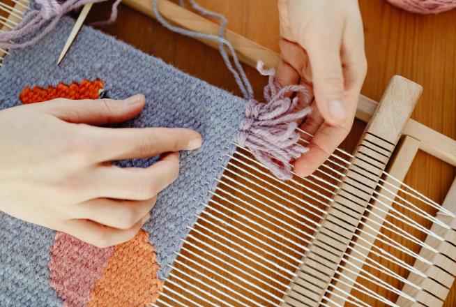 Une personne fait du tissage