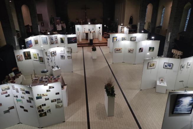 Une exposition dans une église