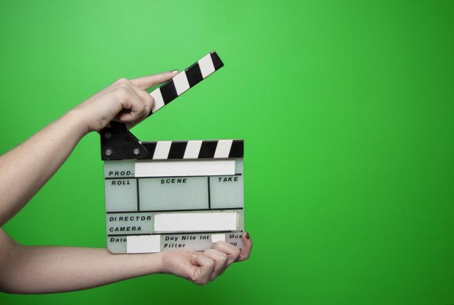 Un clap devant un fond vert